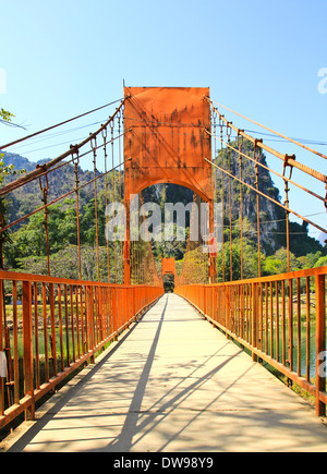 Pont sur la rivière Song, Vang Vieng, Laos. Banque D'Images