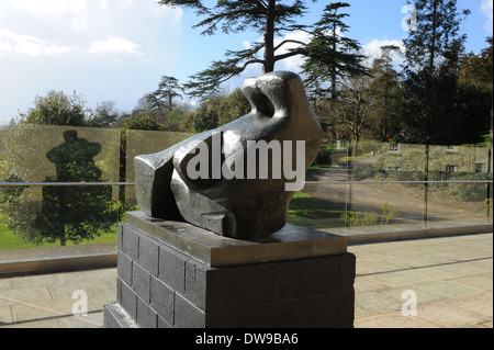 Sculpture Henry Moore « Reclining Figure Bunched » Bronze Sculpture Banque D'Images