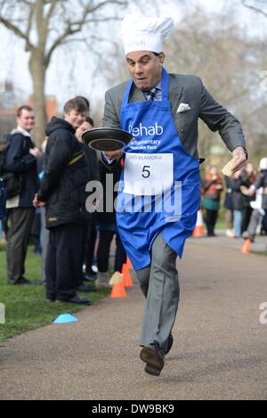 Angleterre Londres, 4 mars 2014 : Seigneur Mawson conserve le contrôle de son pancake pendant la course de crêpes parlementaire annuelle 2014 la course course de crêpes parlementaire 2014 la collecte de fonds et de sensibilisation pour l'organisme de bienfaisance Rehab UK au Victoria Tower Gardens à Westminster. Credit : Voir Li/Alamy Live News Banque D'Images