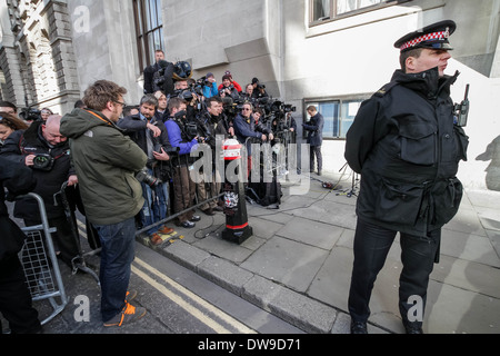 Appuyez sur d'attendre à l'extérieur cour Old Bailey à Londres le jour de la détermination de Lee Rigby meurtriers du Privé Banque D'Images