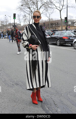 Elina Halimi arrivant au défilé Dior lors de la Fashion Week de Paris - Dec 28, 2014 - La piste Manhattan/Céline Gaille/photo alliance Banque D'Images