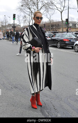 Elina Halimi arrivant au défilé Dior lors de la Fashion Week de Paris - Dec 28, 2014 - La piste Manhattan/Céline Gaille/photo alliance Banque D'Images