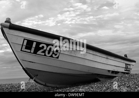 Bateau de pêche sur la plage de Littlehampton, West Sussex, UK Banque D'Images