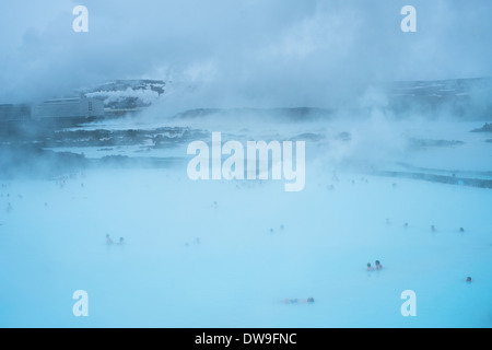 Baigneurs dans l'eau torride créé par la station géothermique de Svartsengi. Blue Lagoon. L'Islande Banque D'Images