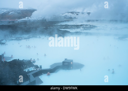 Baigneurs dans l'eau torride créé par la station géothermique de Svartsengi. Blue Lagoon. L'Islande Banque D'Images