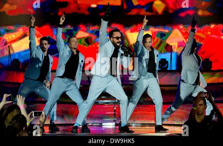 Munich, Allemagne. 06Th Mar, 2014. Kevin Richardson (L-R), Brian Littrell, Alexander James McLean, Howie Dorough et Nick Carter des Backstreet Boys Band nous effectuer un concert sur la scène de la Halle olympique de Munich, Allemagne, 03 mars 2014. C'était la première fois en près de dix ans que tous les membres originaux du groupe perofrmed ensemble. Photo : Sven Hoppe/dpa/Alamy Live News Banque D'Images