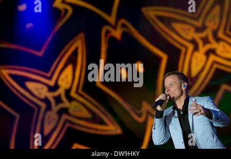 Munich, Allemagne. 06Th Mar, 2014. Brian Littrel du groupe américain Backstreet Boys effectue sur la scène de la Halle olympique de Munich, Allemagne, 03 mars 2014. C'était la première fois en près de dix ans que tous les membres originaux du groupe a donné un concert ensemble. Photo : Sven Hoppe/dpa/Alamy Live News Banque D'Images