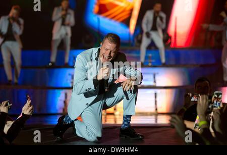 Munich, Allemagne. 06Th Mar, 2014. Brian Littrel du groupe américain Backstreet Boys effectue sur la scène de la Halle olympique de Munich, Allemagne, 03 mars 2014. C'était la première fois en près de dix ans que tous les membres originaux du groupe a donné un concert ensemble. Photo : Sven Hoppe/dpa/Alamy Live News Banque D'Images