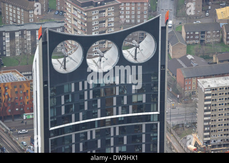 Une photographie aérienne des éoliennes sur le toit d'Ubisoft SE1 à Elephant & Castle dans le sud de Londres Banque D'Images