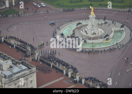 Photographie aérienne montrant la foule en face de l'Édifice commémoratif Victoria à Buckingham Palace, Londres, Royaume-Uni Banque D'Images