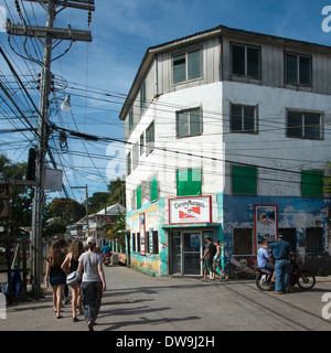 Les gens qui marchent sur la route dans une ville Utila Island Bay Islands Honduras Banque D'Images