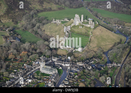 Photographie aérienne montrant le château de Corfe, Dorset sur un jour d'hiver ensoleillé Banque D'Images