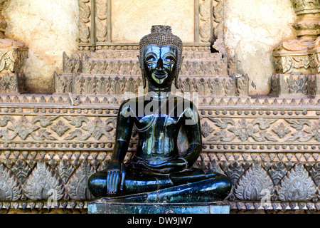 Statue de Bouddha en bronze à la Haw Phra Kaew, Vientiane, Laos. Banque D'Images