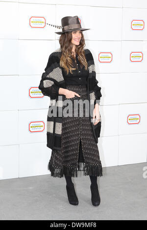 Paris, France. 08Th Mar, 2014. Elisa Sednaoui assiste à la présentation du Chanel automne/hiver 2014 /2015 au cours de la collection Pret a porter Paris fashion week à Paris, France, 04 mars 2014. Les défilés de fonctionner jusqu'au 5 mars 2014. Photo : Hendrik Ballhausen/DPA - AUCUN SERVICE DE FIL/KEIN BILDFUNK-/dpa/Alamy Live News Banque D'Images