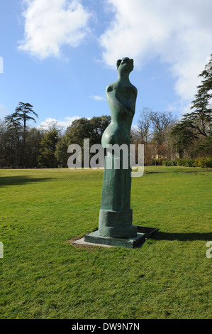 Henry Moore Sculpture 'Motive Verticale No.9' dans une exposition de printemps a le parc à Compton Verney dans le Warwickshire rural, Angleterre, Royaume-Uni Banque D'Images