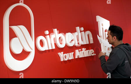 Berlin, Allemagne. 08Th Mar, 2014. Un travailleur fixe l'airberlin logo au mur dans les halls de la tour radio de Berlin (Funkturm Berlin) à Berlin, Allemagne, 04 mars 2014. Le salon du tourisme international Internationale (Tourismusboerse, ITB) sera ouvert au public le 05 mars 2014. Photo : Wolfgang Kumm/dpa/Alamy Live News Banque D'Images