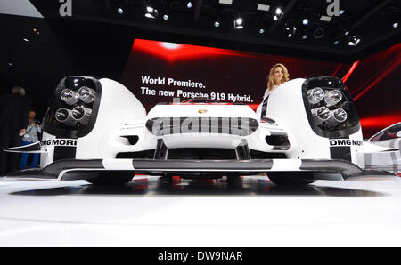 Genève, Suisse. 08Th Mar, 2014. La Porsche 919 hybride est présenté à la salle d'Exposition Palexpo durant la première journée presse du salon de Genève à Genève, Suisse, 04 mars 2014. Le 84e Salon de l'Automobile de Genève 2014 a lieu du 06 au 16 mars 2014. Photo : Uli Deck/dpa/Alamy Live News Banque D'Images