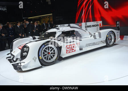 Genève, Suisse. 08Th Mar, 2014. La Porsche 919 hybride est présenté à la salle d'Exposition Palexpo durant la première journée presse du salon de Genève à Genève, Suisse, 04 mars 2014. Le 84e Salon de l'Automobile de Genève 2014 a lieu du 06 au 16 mars 2014. Photo : Uli Deck/dpa/Alamy Live News Banque D'Images