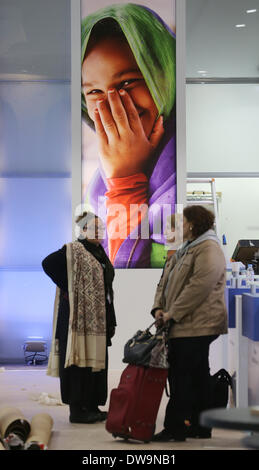 Berlin, Allemagne. 08Th Mar, 2014. Exposants dans le hall de l'halls sous la Tour de la radio (Funkturm) Berlin Berlin à Berlin, Allemagne, 04 mars 2014. Le salon du tourisme international Internationale (Tourismusboerse, ITB) sera ouvert au public le 05 mars 2014. Photo : Wolfgang Kumm/dpa/Alamy Live News Banque D'Images