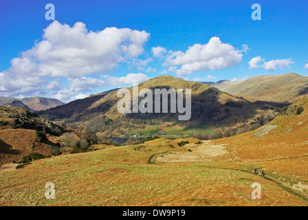 Deux marcheurs sur Loughrigg Fell, vedette de Rydal Water, négligé par Nab le SCAR, le Parc National du Lake District, Cumbria, Angleterre, Royaume-Uni Banque D'Images