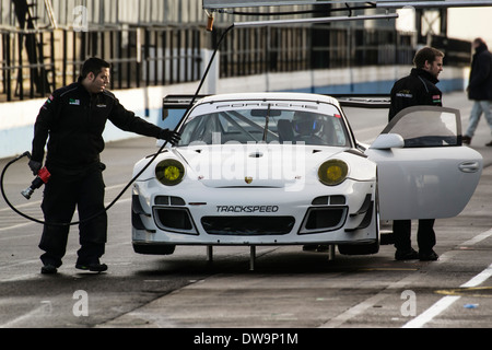 Avon Tyres British GT Championship Trackspeed Porsche 997 GT3 d'obtenir la nouvelle dans les stands en caoutchouc au circuit de course de Donington Park. Banque D'Images