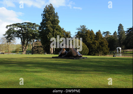 Henry Moore « Trois pièces sculptant Les Vertèbres » lors d'une exposition de printemps à Parkland, à Compton Verney, dans le Warwickshire rural, Angleterre, Royaume-Uni Banque D'Images