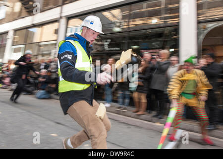 Londres, Royaume-Uni. 4 mars 2014. L'excentricité anglaise abondent à la Grande Course de crêpes Spitalfields près de l'Old Truman Brewery, Brick Lane, East London. Le Mardi Gras est devenu un événement traditionnel spectacle annuel au cours des 21 dernières années. Credit : Lee Thomas/Alamy Live News Banque D'Images