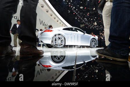 Genève, Suisse. 08Th Mar, 2014. L'Audi TT est présenté à la salle d'Exposition Palexpo durant la première journée presse du salon de Genève à Genève, Suisse, 04 mars 2014. Le 84e Salon de l'Automobile de Genève 2014 a lieu du 06 au 16 mars 2014. Photo : Uli Deck/dpa/Alamy Live News Banque D'Images