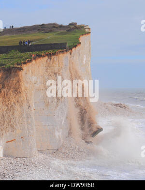 Urrugne, East Sussex, UK..4 mars 2015..falaise se détache et plonge à la plage .Aller, Aller, Aller, falaise fracturée plonge à la plage comme l'érosion continue de la marée haute à la base de la falaise. Les tempêtes, de forts vents du sud, les marées hautes et les précipitations record a conduit à 5 ans en autant de mois de l'érosion sur les falaises de craie du Sussex. Rock Falls comme celui-ci sont de plus en fréquents . Le photographe avait prévu cette pendant quelques jours depuis la prise de photos d'une grande fissure dans la falaise en dessous de la fissure sur le sol 27 février David Burr/ A.David Burr/Alamy Live News Banque D'Images