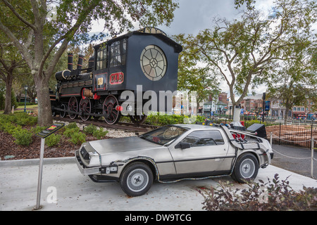 Voiture DeLorean Time machine et à l'ancienne locomotive de l'arrière vers l'avenir série de film à Universal Studios, Orlando Banque D'Images