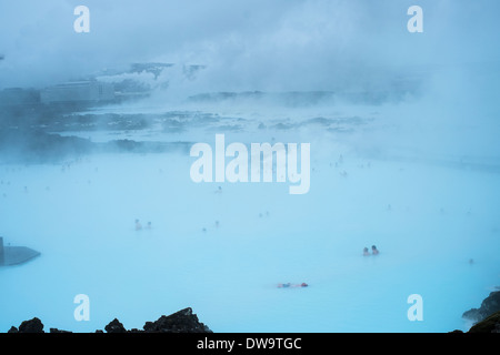 Baigneurs dans l'eau torride créé par la station géothermique de Svartsengi. Blue Lagoon, Islande Banque D'Images