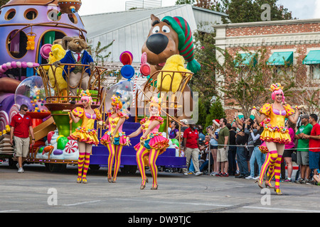 Dancing girls char menant au parc à thème Universal Studios à Orlando, Floride Banque D'Images