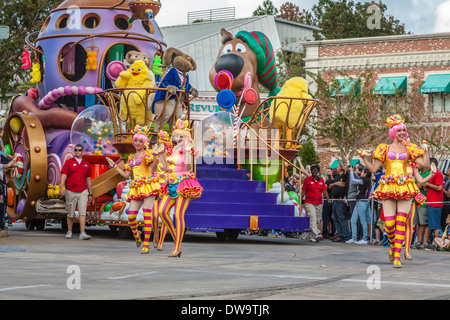 Dancing girls char menant au parc à thème Universal Studios à Orlando, Floride Banque D'Images