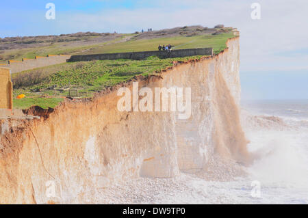 Urrugne, East Sussex, UK..4 mars 2014..aller aller allé falaise fracturée plonge à la plage comme l'érosion continue de la marée haute à la base de la falaise. Les tempêtes, de forts vents du sud, les marées hautes et les précipitations record a conduit à 5 ans en autant de mois de l'érosion sur les falaises de craie du Sussex. Rock Falls comme celui-ci sont de plus en fréquents . Le photographe avait prévu cette pendant quelques jours depuis la prise de photos d'une grande fissure dans la falaise en dessous de la fissure sur le sol 27 février David Burr/ Alamy Live News.David Burr/Alamy Live News Banque D'Images