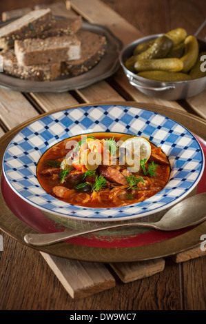 Solianka. La viande de l'Europe de l'Est et de soupe aux légumes Banque D'Images