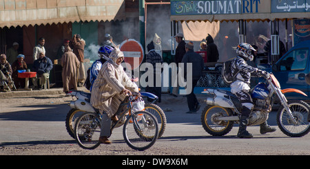 Street scen dans une ville, Tazenakht, Province de Ouarzazate, Maroc, Souss-Massa-Draa Banque D'Images