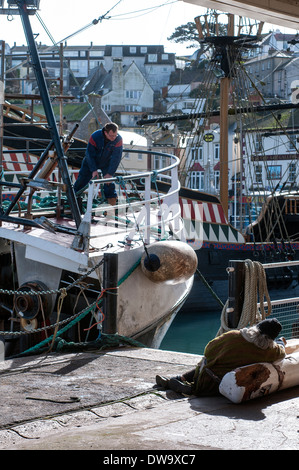 Les marins se préparent à mettre le cap à Brixham Devon,vu par dame sans abri Banque D'Images