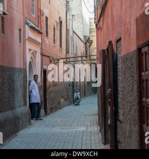 Homme debout dans la rue, Marrakech, Maroc Banque D'Images