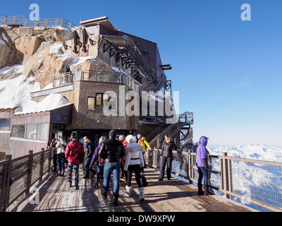 Les gens sur le pont plate-forme panoramique au sommet du téléphérique de l'Aiguille du Midi station du téléphérique. Chamonix-Mont-Blanc Rhone-Alpes France Banque D'Images