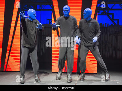 Berlin, Allemagne. 08Th Mar, 2014. Au cours d'une scène posent acteurs photocall pour "Le nouveau Blue Man Group' dans le théâtre Bluemax à Berlin, Allemagne, 04 mars 2014. Le nouveau spectacle en avant-première le 04 mars 2014. Photo : Joerg Carstensen/dpa/Alamy Live News Banque D'Images