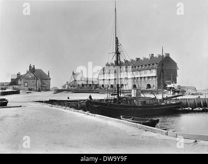 West Bay.navire à voile contre le mur du port. à gauche : le bras de Bridport public house. Dans l'arrière-plan : Pier Terrasse. Vers 1900. Banque D'Images