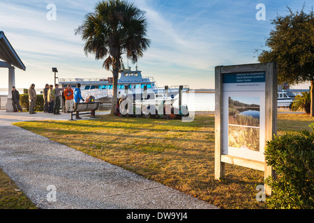 Groupe de campeurs en attendant l'embarquement le Cumberland Reine II ferry à Cumberland Island National Seashore à St. Marys, GA Banque D'Images