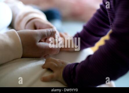 Berlin, Allemagne. 08Th Mar, 2014. 25 ans Sila joue avec sa fille dans la maison de refuge pour femmes 'Bora' à Berlin, Allemagne, 04 mars 2014. Photo : Britta Pedersen/dpa/Alamy Live News Banque D'Images
