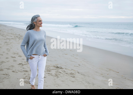 Young woman walking on beach, Los Angeles, Californie, USA Banque D'Images