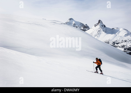 Homme ski sur Parker Ridge , parc national Banff, Alberta, Canada Banque D'Images