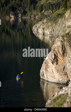 Femme kayak sur le Lac Sainte-Marie, Glacier National Park, Montana, USA Banque D'Images