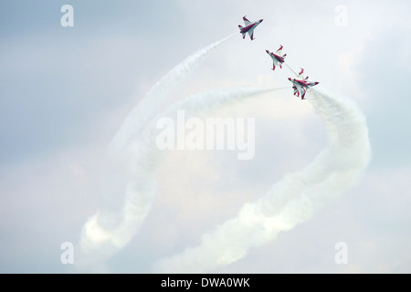 Black Knights RSAF visiteurs passionnant au Singapore Airshow avec leur haute précision défiant la mort de voltige aérienne se déplace Banque D'Images