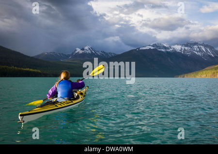 Kayakiste féminine sur St. Mary Lake, Glacier National Park, Montana, USA Banque D'Images