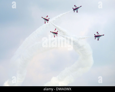 Black Knights RSAF visiteurs passionnant au Singapore Airshow avec leur haute précision défiant la mort de voltige aérienne se déplace Banque D'Images