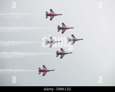 Black Knights RSAF visiteurs passionnant au Singapore Airshow avec leur haute précision défiant la mort de voltige aérienne se déplace Banque D'Images